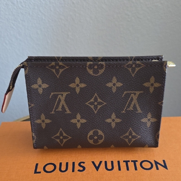 AUTHENTIC NEW Louis Vuitton Toiletry 15 Bag (Discontinued Model!!) - Picture 2 of 12